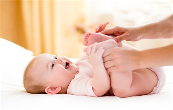 育儿新招数：每天给宝宝足底按摩5分钟，让其睡觉更踏实(图1)