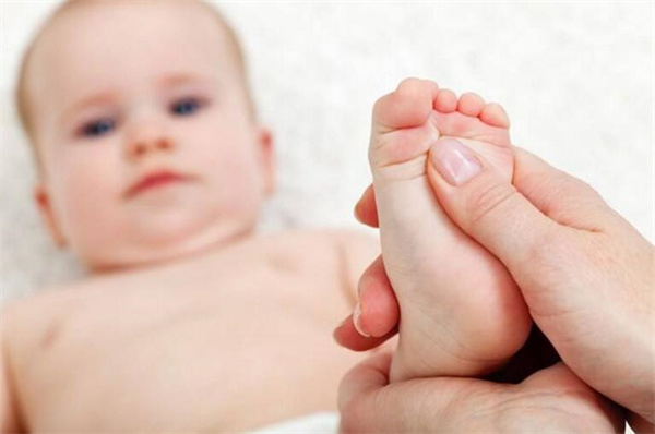 育儿新招数：每天给宝宝足底按摩5分钟，让其睡觉更踏实(图2)