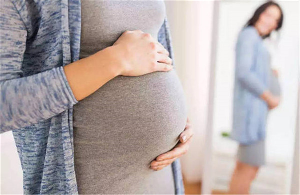 孕晚期产妇老想大便，这个表现可能是宫缩，一定要尽快去医院！(图1)