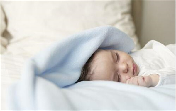 育儿嫂晚上带孩子睡眠，如何确保宝宝的健康成长？(图1)