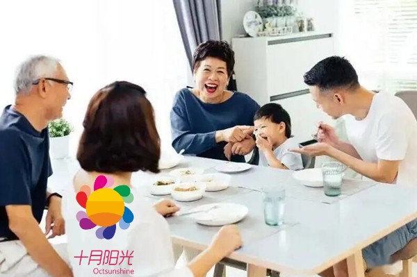 退休金捏在手里，想请保姆或住儿女家自己做主！(图1)