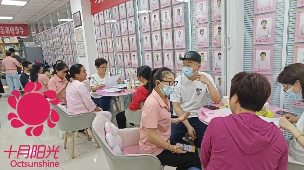 上海育婴师服务费用砍价攻略：如何用合理预算选到优质阿姨？(图1)